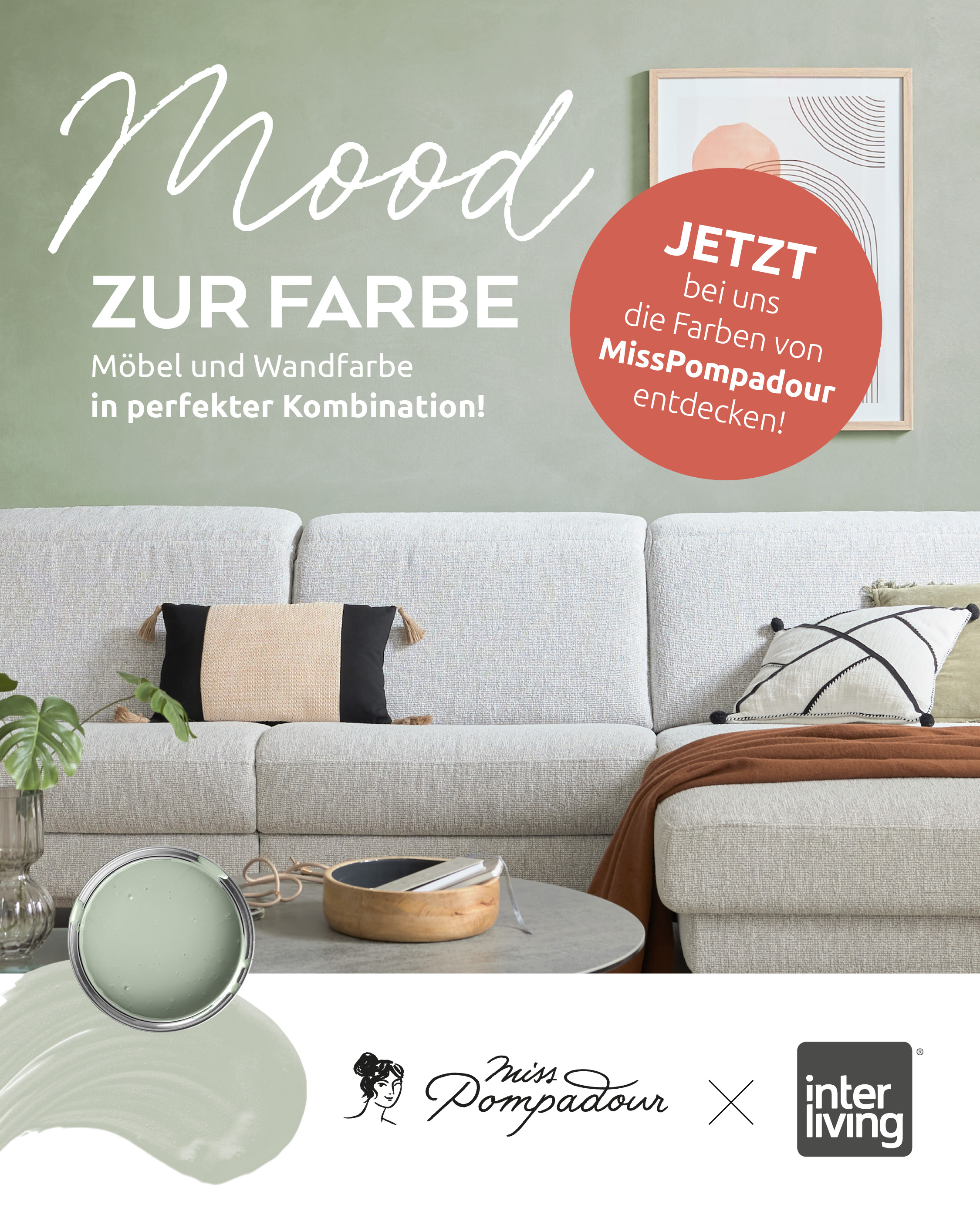 Graues Sofa vor Wand in Salbeifarben;
