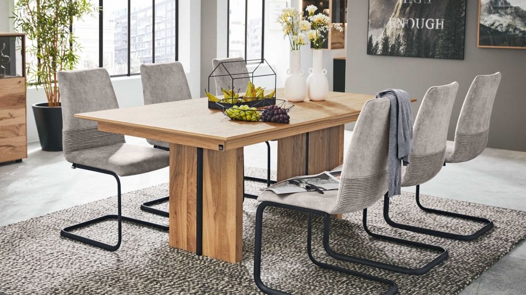 Holzesszimmertisch mit grauen Esszimmerstühlen