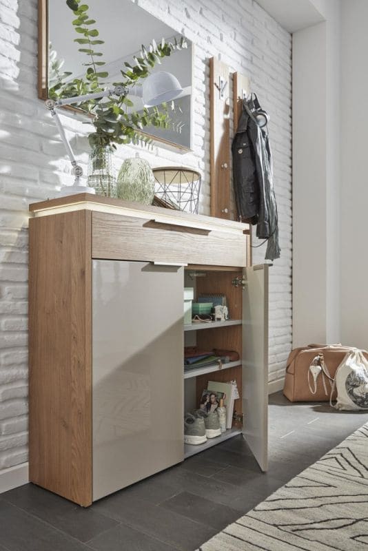 Holzfarbiger Schuhschrank, mit weißen hochglanz Türen