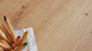 Ausschnitt von einer Tischplatte aus hellem Holz