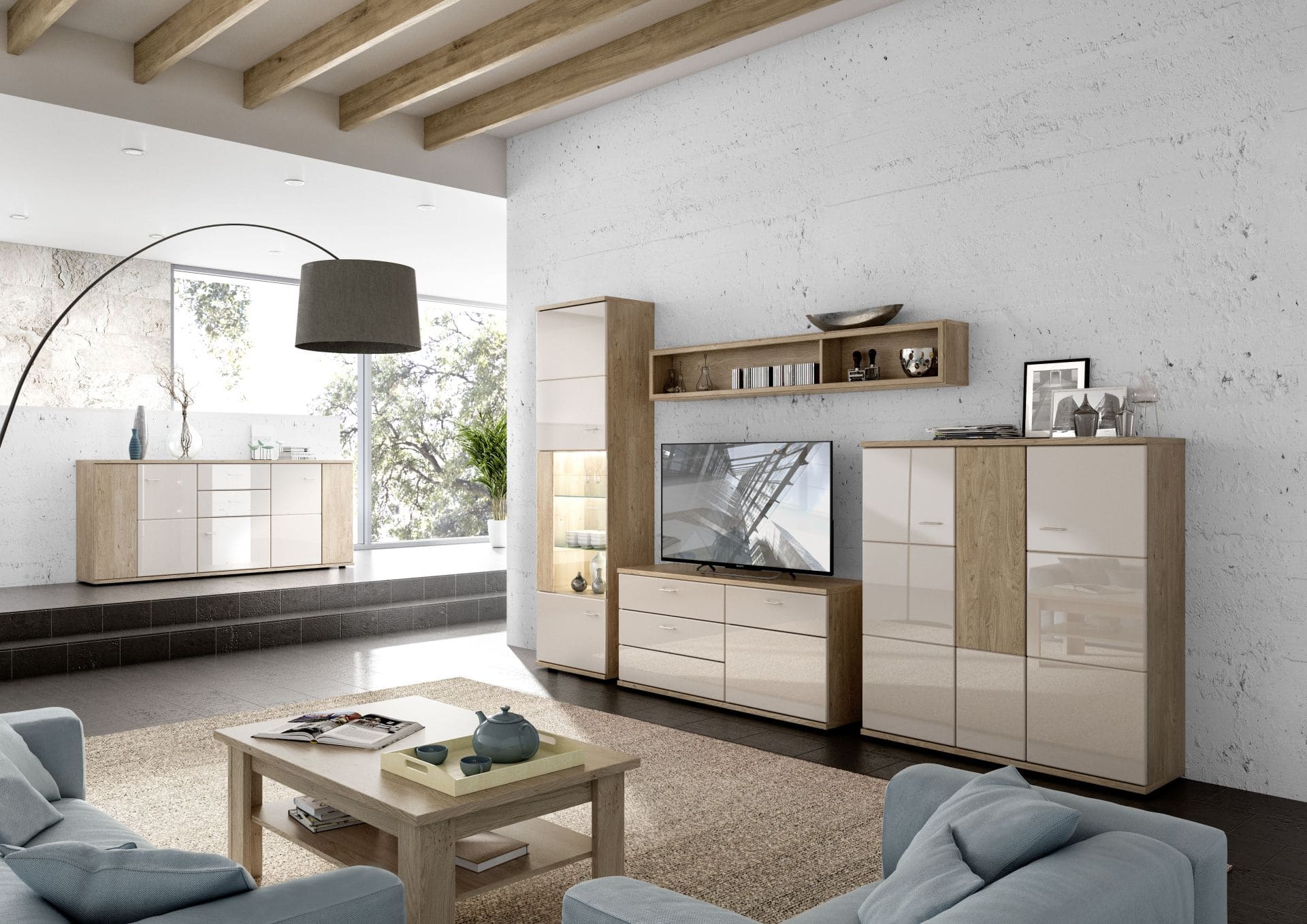 Wohnzimmer mit hellblauem Sofa und beigefarbiger Wohnwand 