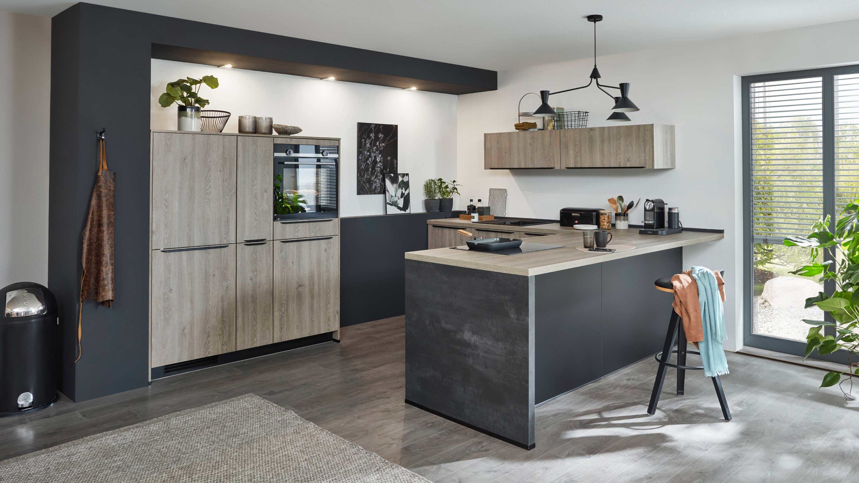 Küche in Schwarz mit Holzdetails