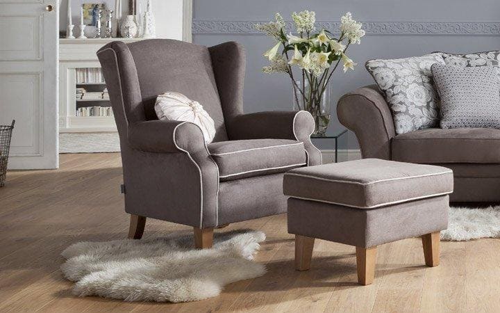 Ohrensessel mit Hocker in der Farbe Taupe