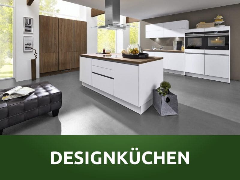 Designküchen-Banner, im Hintergrund eine weißer, moderne Küche mit Kücheninsel 