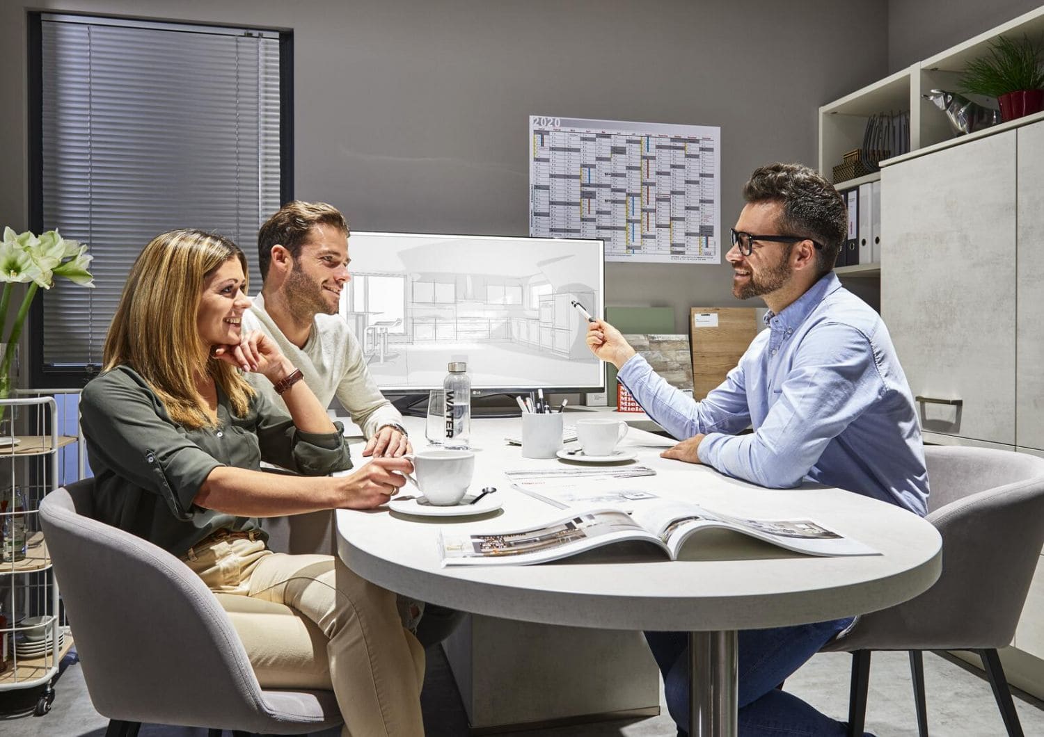 Ein Paar, was sich von einem Küchenberater beraten lässt