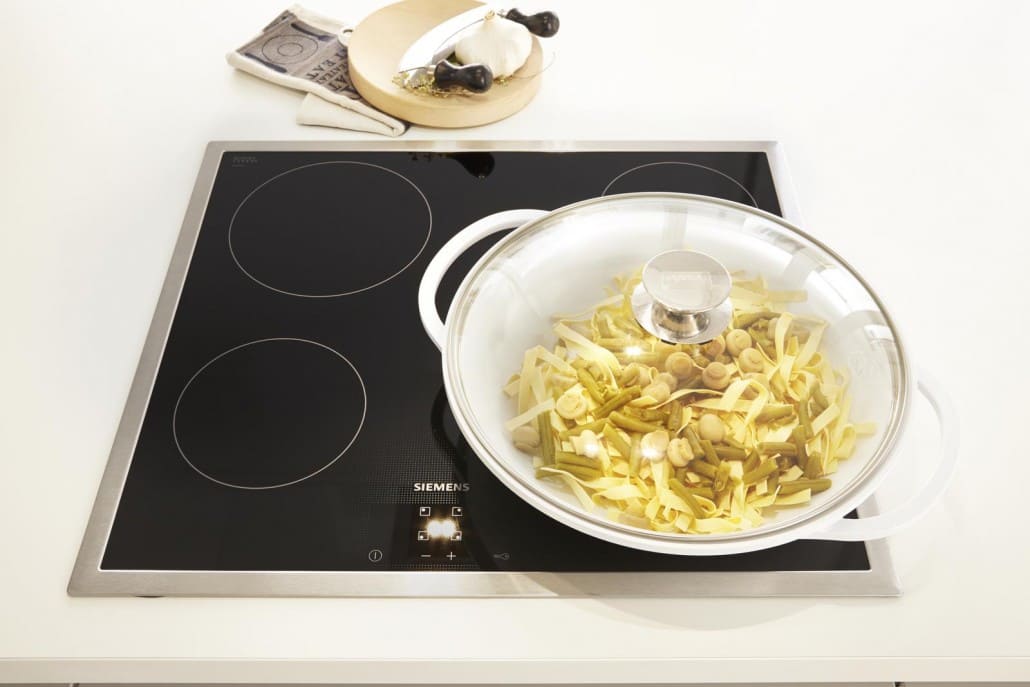 Kochfeld auf dem ein Kochtopf mit Nudeln steht