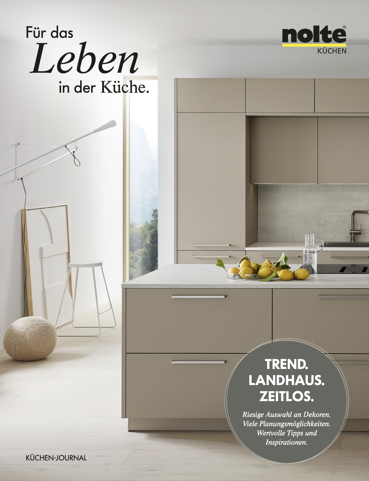 Moderne Küche mit Kücheninsel mit Vordergrund, mattes Beige