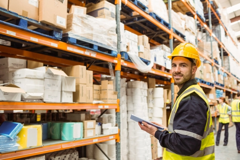 Logistik-Mitarbeiter im Lager