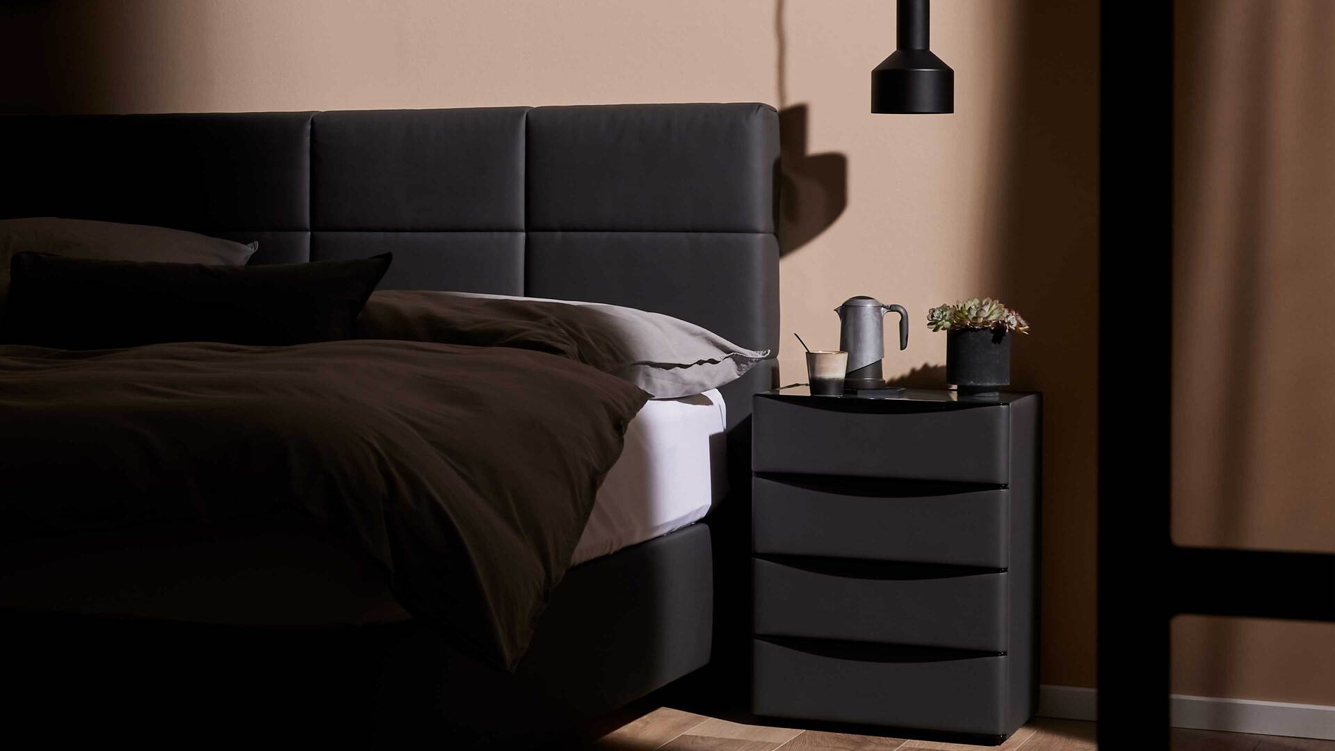 Interliving Boxspringbett Serie 1402 – Nachtkommode 64