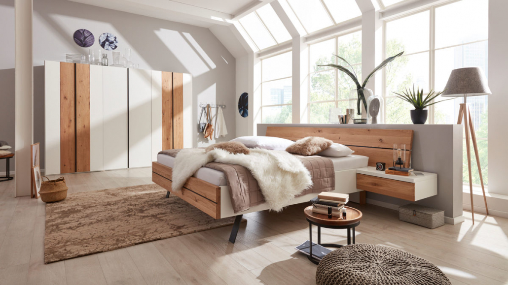 Schlafzimmer in warmer Holzoptik