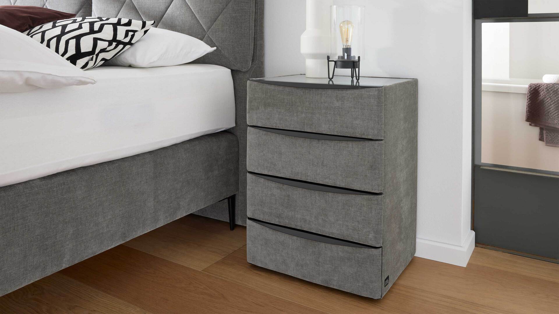 Interliving Boxspringbett Serie 1402 – Nachtkommode 64