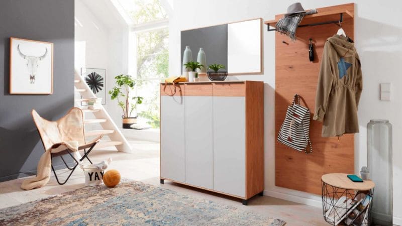 Garderobe aus Holz mit weißen Hochglanzdetails