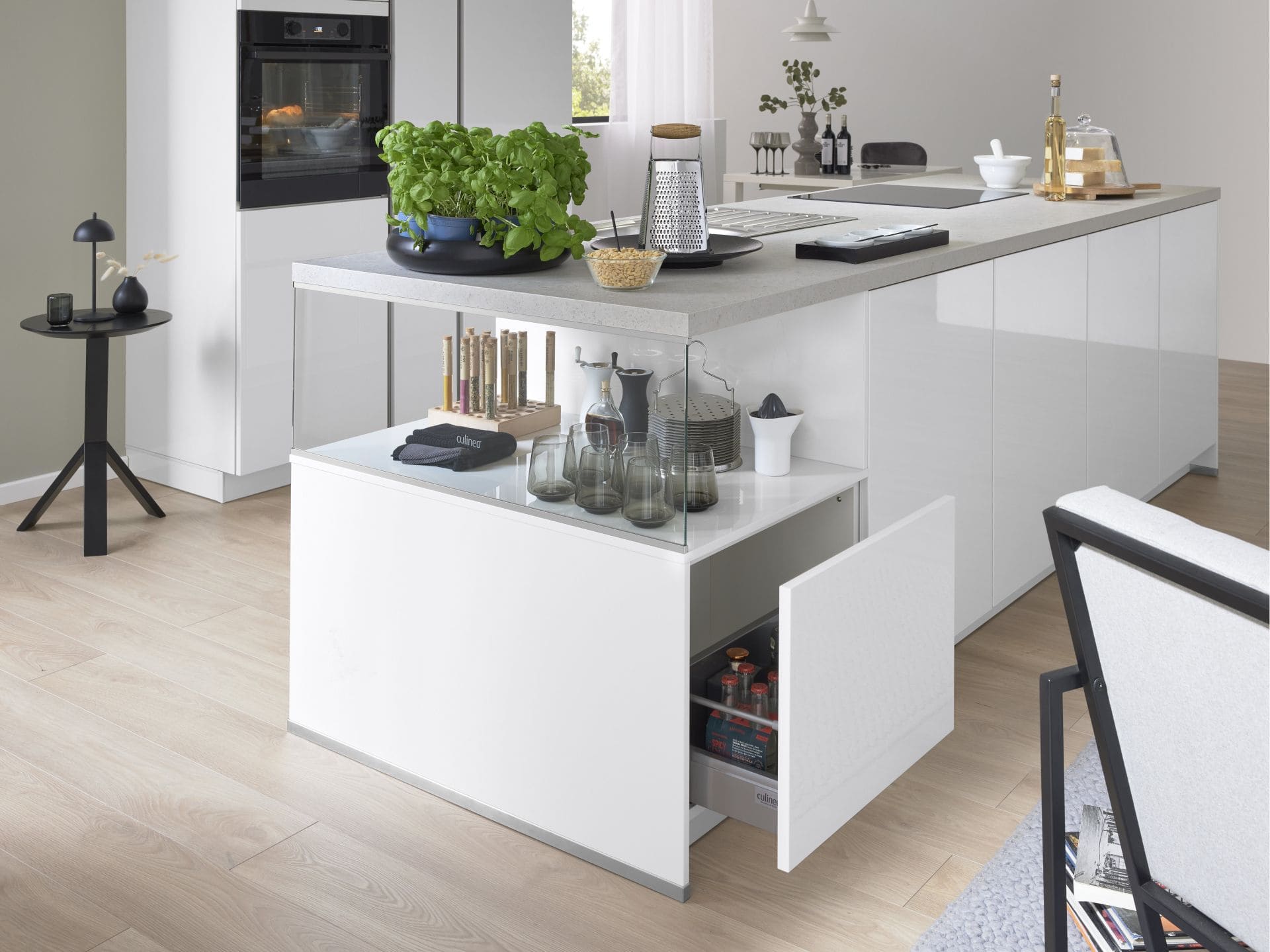 Inselkueche von culineo weiss mit grauen Arbeitsplatten