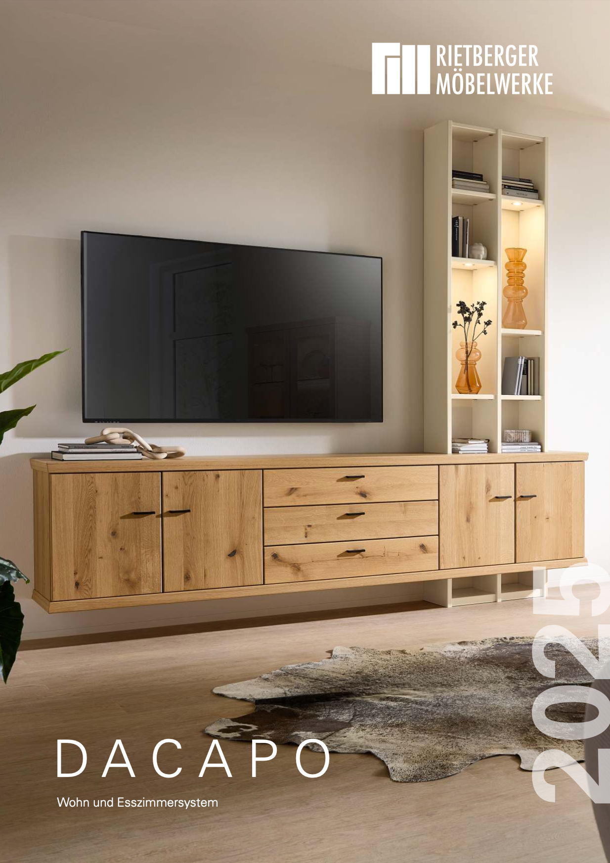 Lowboard aus Holz, ein Fernseher hängt drüber
