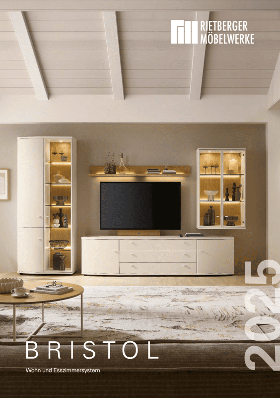 Wohnwand, in hellen/ beigen Farbtönen, vor khaki farbiger Wand