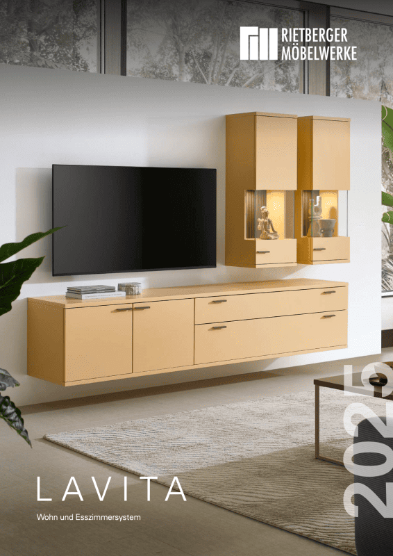 Hell Braune Wohnwand, mit Vitrinen, vor einer Weißen Wand