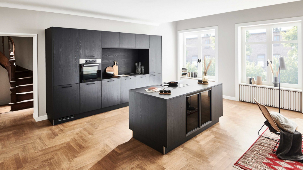 Moderne schwarze Küche mit einer Kücheninsel