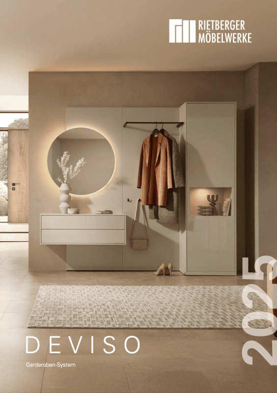 Garderobe in weiß, mit einem runden, beleuchteten Spiegel, der über einer Kommode hängt. Die Wandfarbe dahinter ist beige.