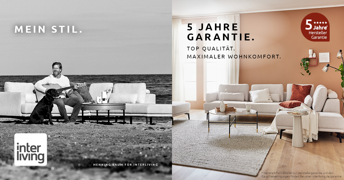 5 Jahre Garantie; linke Seite Schwarz-Weiß, Mann sitzt auf der Couch, die am Strand steht, spielt Gitarre und lächelt in die Kamera, rechte Seite in Farbe, Weißes Sofa vor einer sandigen Wand.