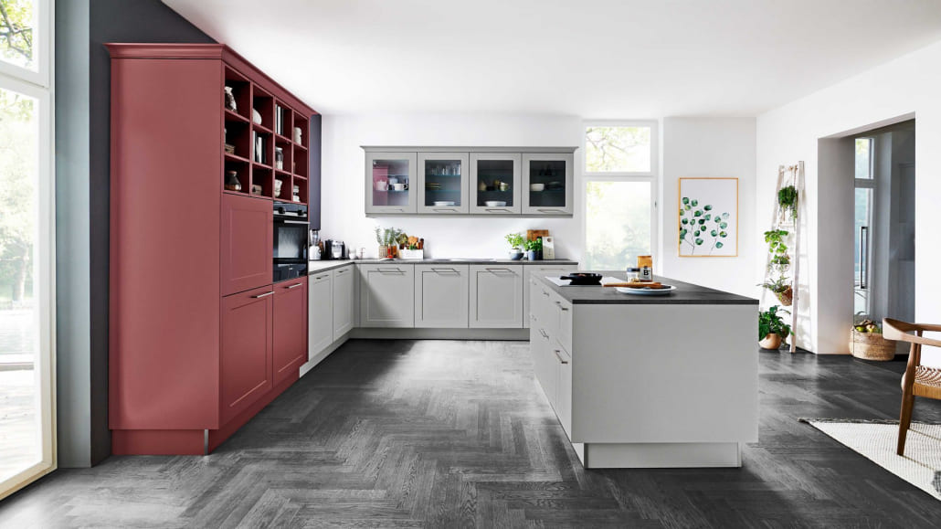 Graue Küche mit rotem schrank