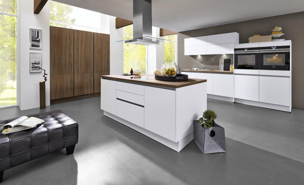 weiße Küche in hochglanzoptik