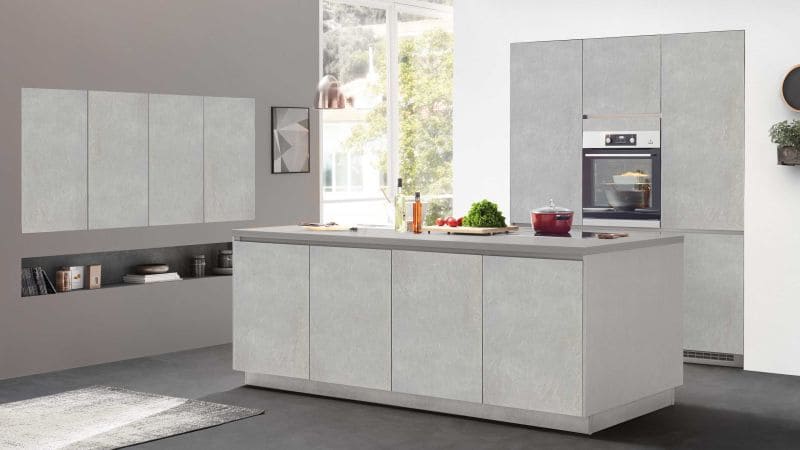 Weiße Küche in Betonoptik mit Kücheninsel