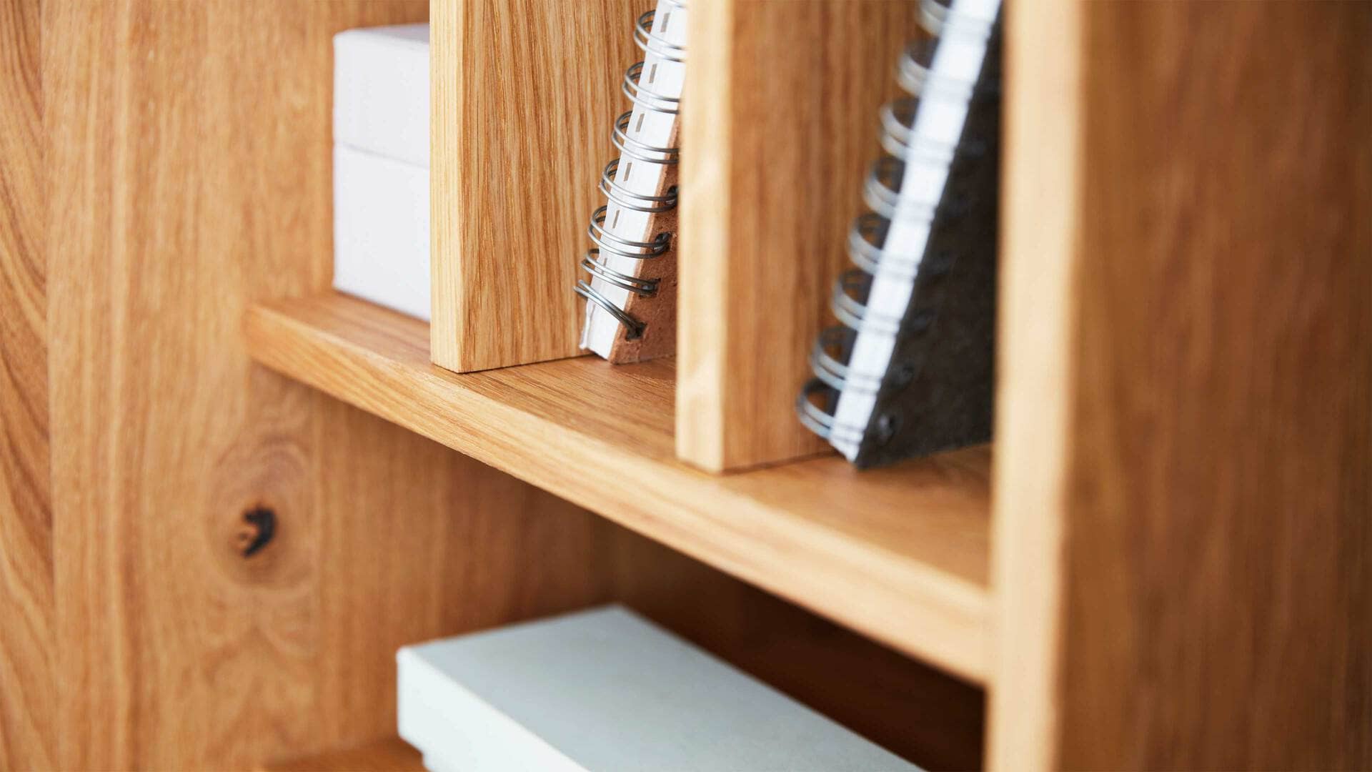 Ein kleiner Teil eines Regals, in welchem Bücher drin stehen