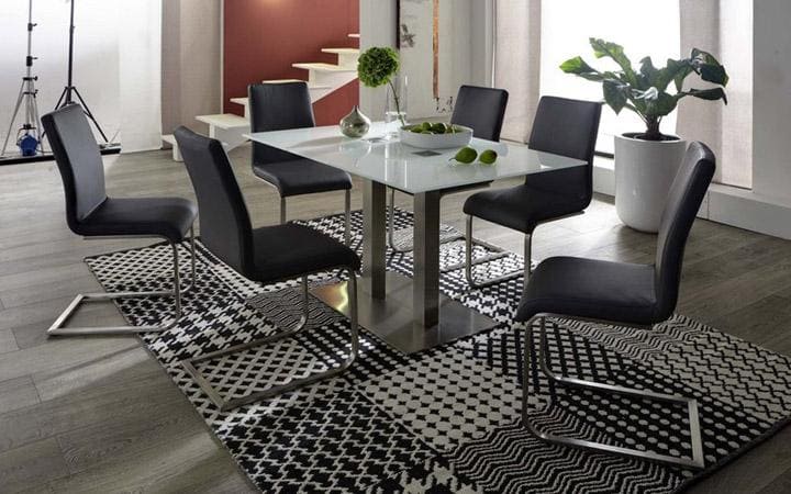 Esstisch aus Glas mit Schwarzen Stühlen außenrum