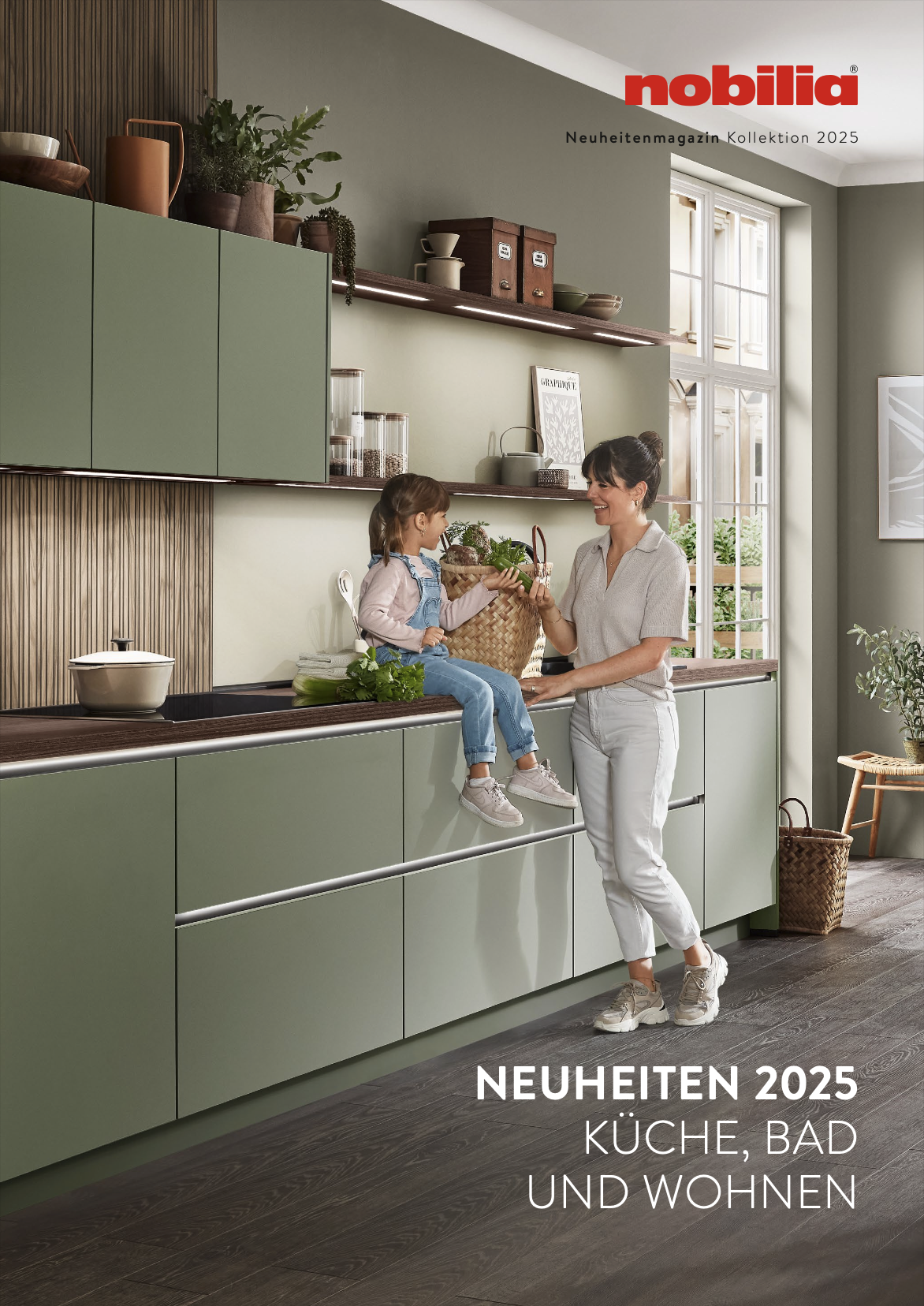 Olivgrüne Küchenzeile, auf der ein Mädchen sitzt; die Mutter steht daneben