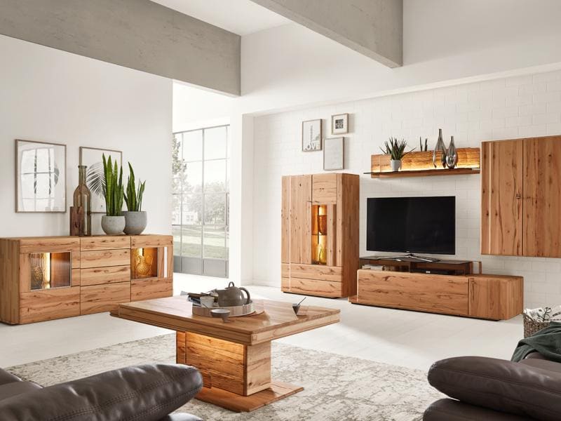 Wohnzimmer, aus Holzmöbeln, in hellem Wohnzimmer