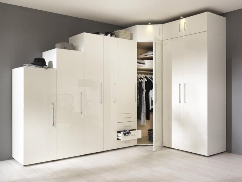Eckkleiderschrank in weiss hochglanz