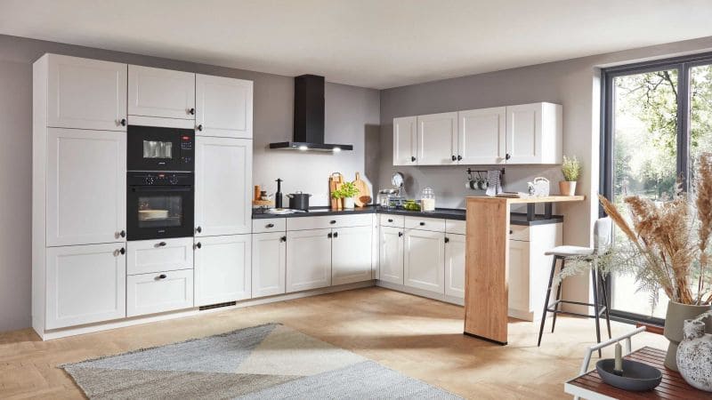 Weiße Küche in Landhausstil