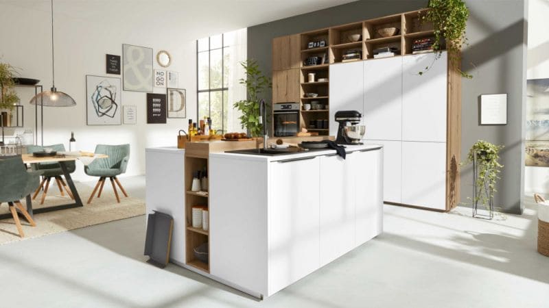 Moderne, hochwertige Küche, mit Kücheninsel in weiss und mit Holzdetails