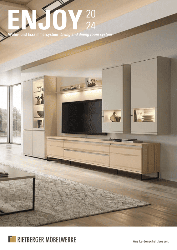 Weiße Wohnwand mit hellen Holzelementen und beleuchteten Vitrinen