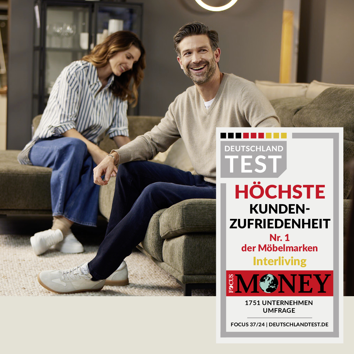 Zertifizierung "Höchste Kundenzufriedenheit"; im Hintergrund zwei zufriedene Leute auf einem Sofa.