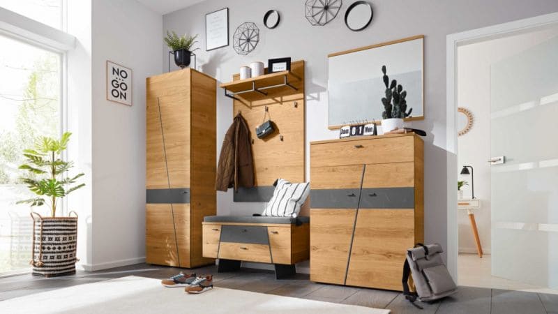 Garderobe aus hellem Holz mit schwarzen Details