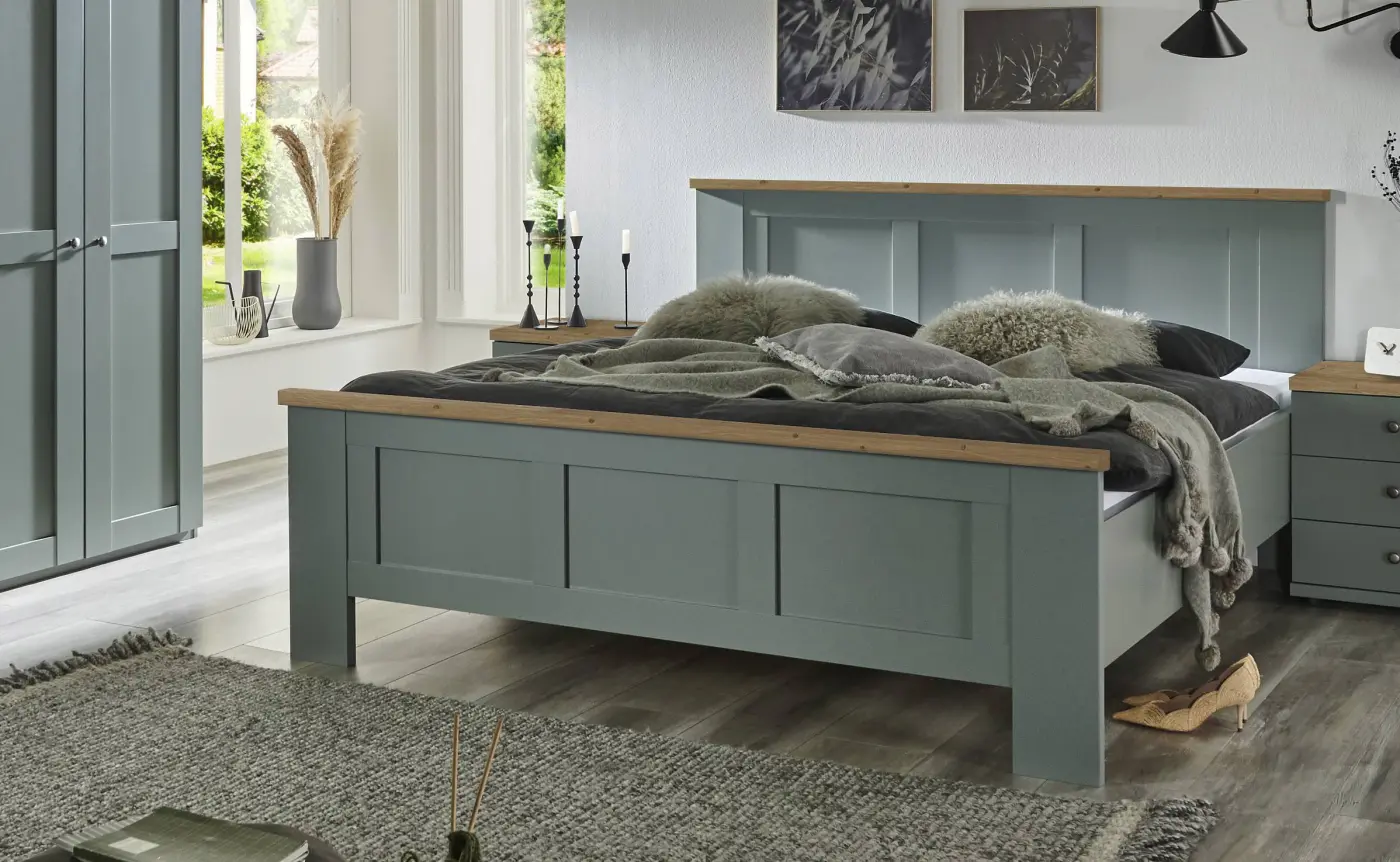 Bett im Salbeigrün-Deko