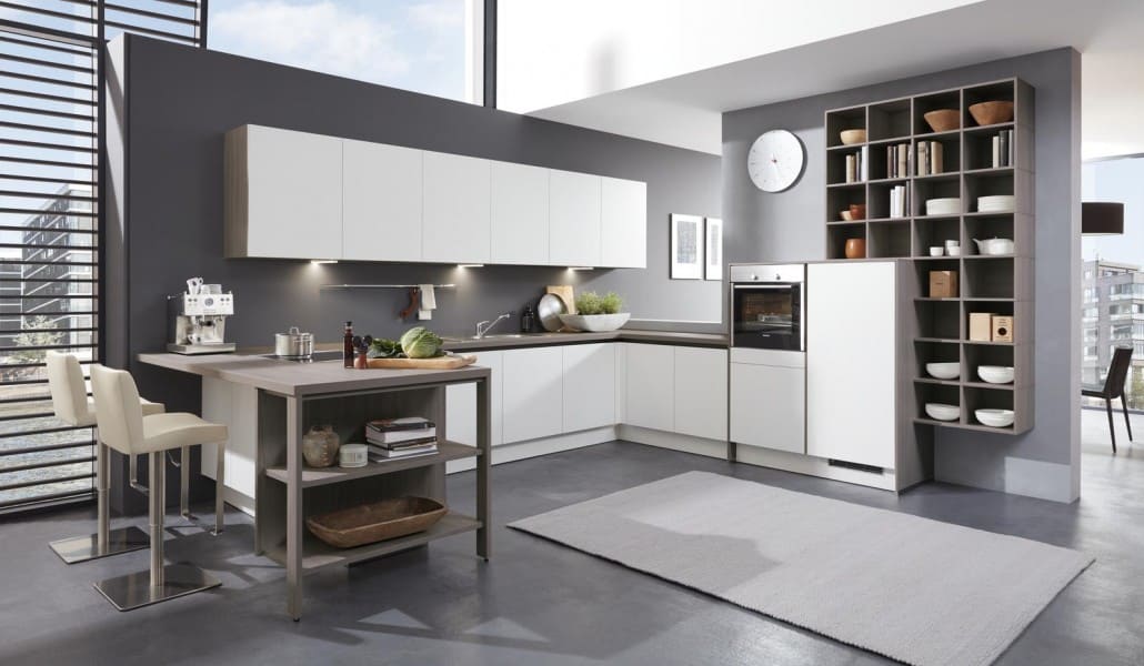 hell eingerichtete Küche in weiß