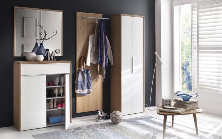 Garderobe mit Schrank und Spiegel in Weiß