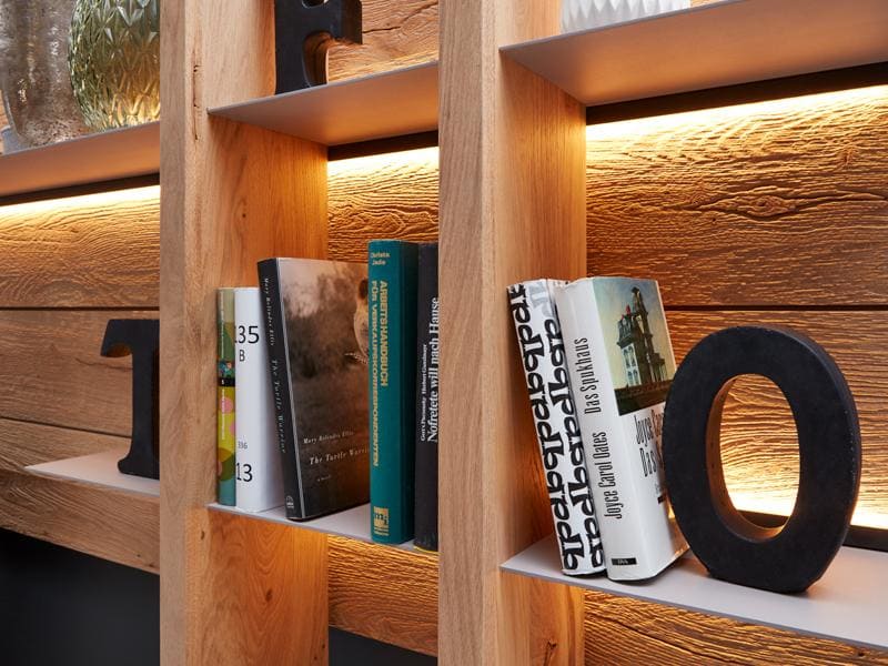 Nahaufnahme eines beleuchteten Holzregals