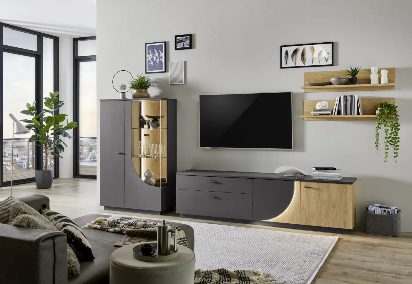 Moderne Wohnwand in Grau mit Eiche-Akzenten