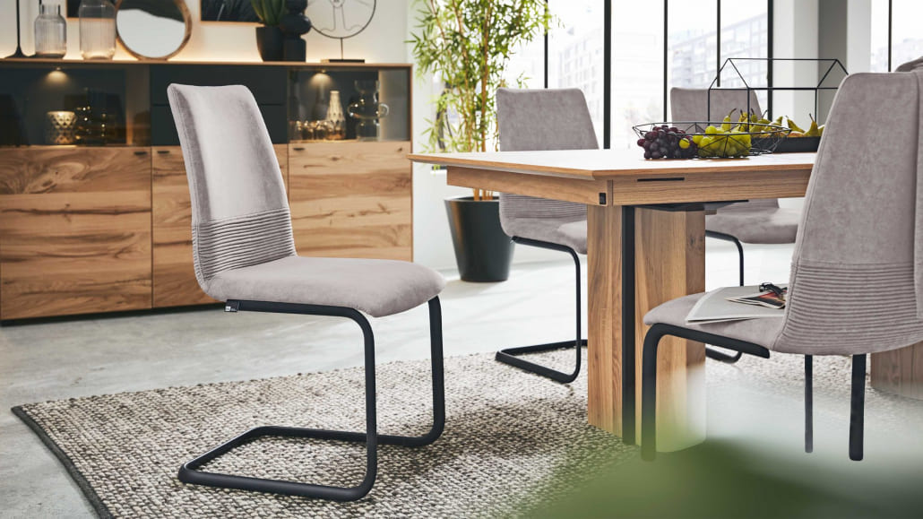 Esszimmerstuhl Grau an einem Holzesszimmertisch