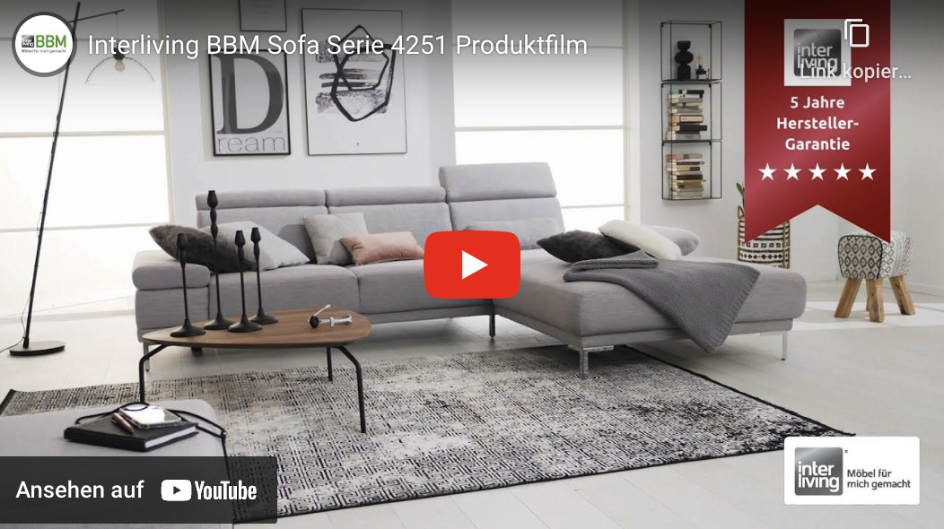Sofa in Grau in einem moderne Wohnzimmer