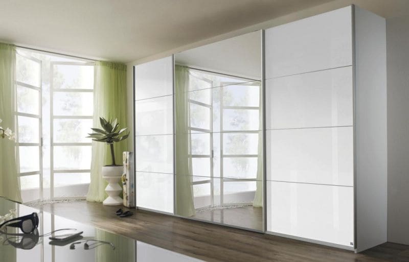 Weißer Kleiderschrank mit großem Spiegel