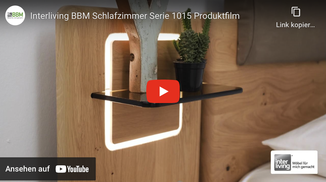 Modernes Bett aus Holzoptik mit integriertem Nachtisch aus einer Glasplatte