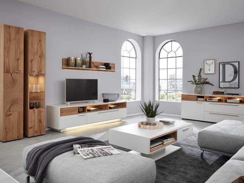 Helles Wohnzimmer mit hellgrauer Polstergarnitur und weißen als auch holzfarbigen Möbeln