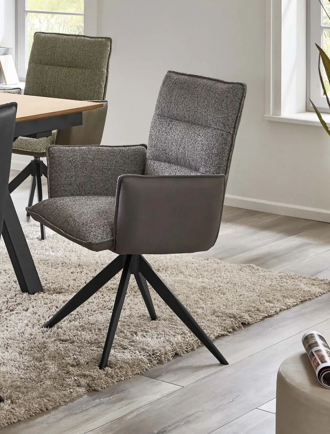 Drehbarer Armlehnstuhl mit Flexrücken