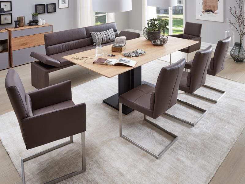 Essgruppe, mit braunen Stühlen aus Leder und einem holzfarbigen Esstisch