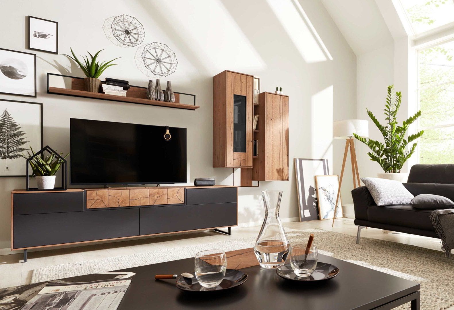 Wohnzimmer_Holz_und_Schwarz