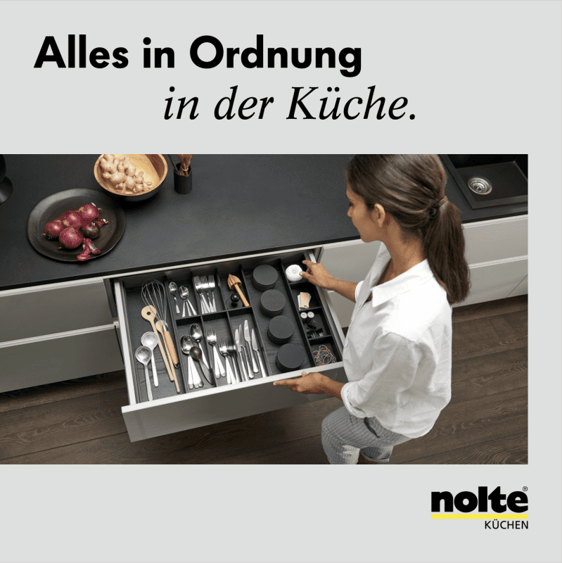 Titelseite Nolte, Kind, was in der Küche steht und die Besteck-Schublade öffnet 
